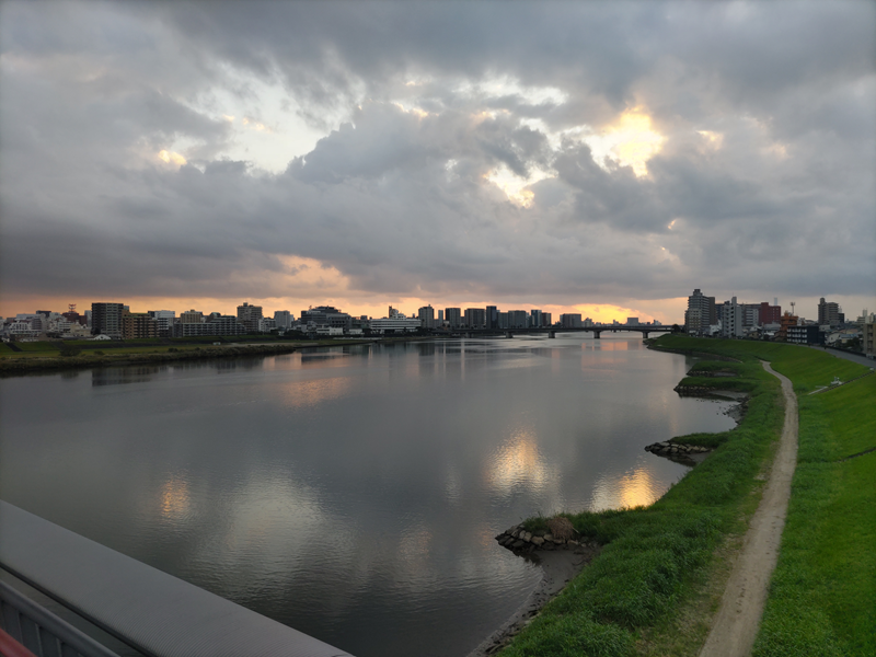 magritte_OT's tweet photo. 昨朝のウォーキング：中村交差点→宮崎工業高校前→市民文化ホール→天満橋→県立宮崎病院→高千穂通り→宮崎駅→宮崎県庁→橘橋→中村交差点。
前日飲み会明けでゆっくりウォーキング。天満橋から東向きに日の出時刻あたりに撮影。 https://t.co/MFvC3K4Buz