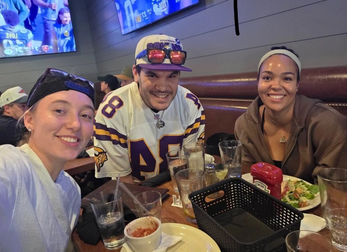 bookofbueckers's tweet photo. phee and paigeyyyyy with a fan🥹🫶🫶
#monitoringthesituation https://t.co/UkPvM9XvOh