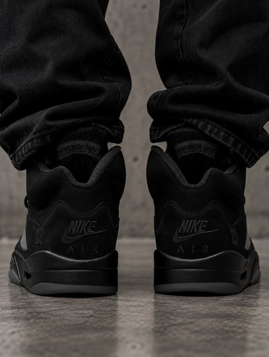 JustFreshKicks's tweet photo. Air Jordan 5 OG “Black Cat” Releases Fall 2027 🐈‍⬛ 

Details: https://t.co/zLwrGmi3Ym https://t.co/cwJPXcNVCF