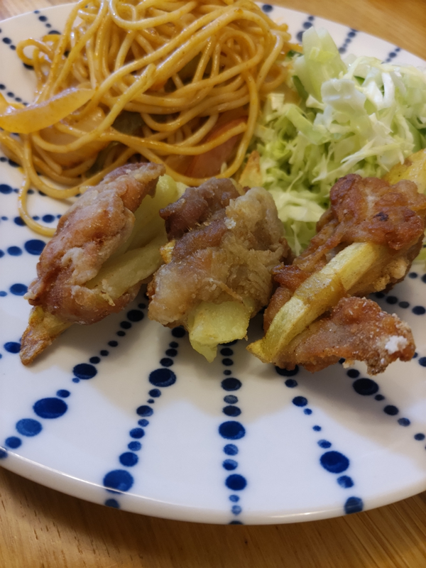 magritte_OT's tweet photo. 昨晩の夕食：ポテトの肉巻き、ナポリタン、添え野菜、コンソメスープ。
肉巻きポテトは塩コショウだけで味付けして、レモン汁をかけて。ナポリタンは家にあるケチャップを使い切り、ウスターソース・醤油を足して調整。 https://t.co/ZI594a5TVo