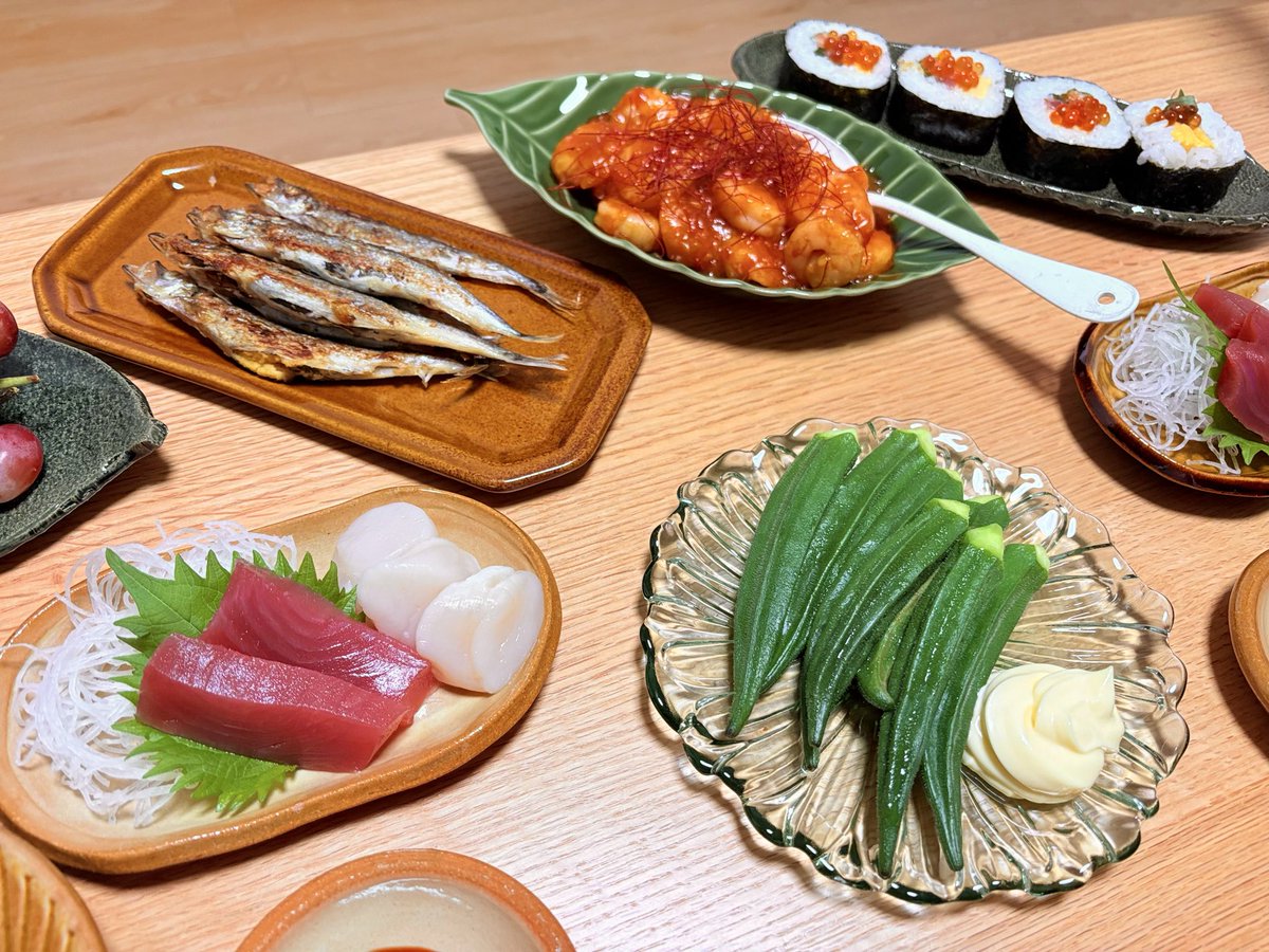 erierissa's tweet photo. 日曜日の家飲み🍻
エビチリ、焼きししゃも、巻き寿司、マグロホタテさしみ、茹でオクラ&amp;マヨ、🇺🇸🍇 https://t.co/4OREFSqyP3