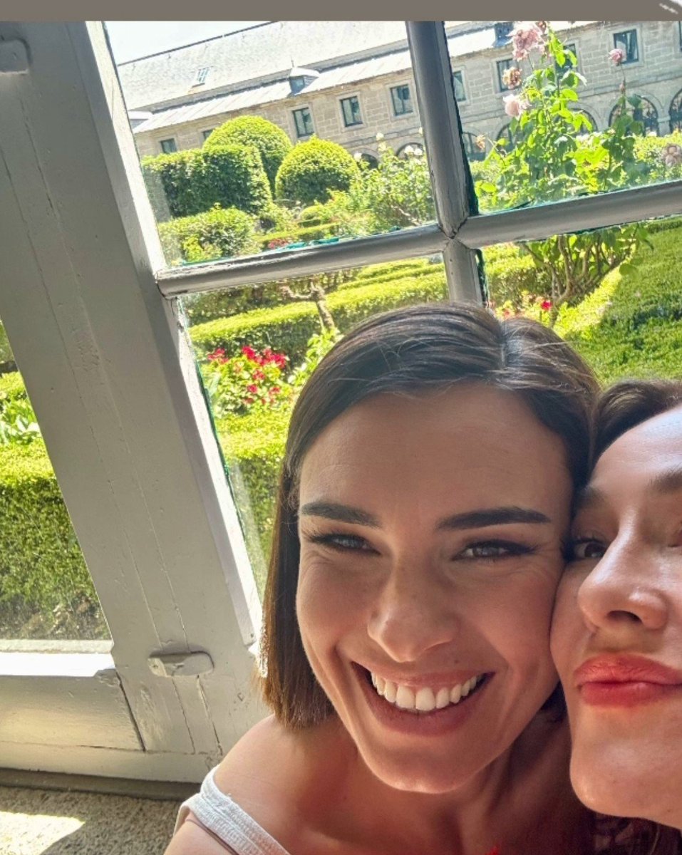 GuadaQuis's tweet photo. Brunetismo/Finismo o barbarie. 
Que  #DomingoDeAlbaBrunet 
#BrunetDay magnífico ha sido este. 
😌♥️✨️✨️✨️ https://t.co/PR46YpaCLu