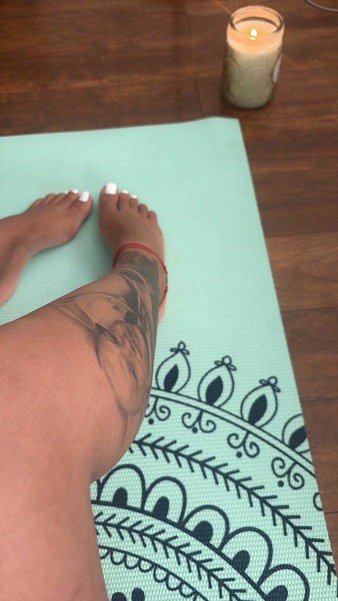 toesbeforebed's tweet photo. My feet are about to get so sweaty😅
#prettytoes  #pedicure #barefoot #feet https://t.co/FZJ41G4Wjx