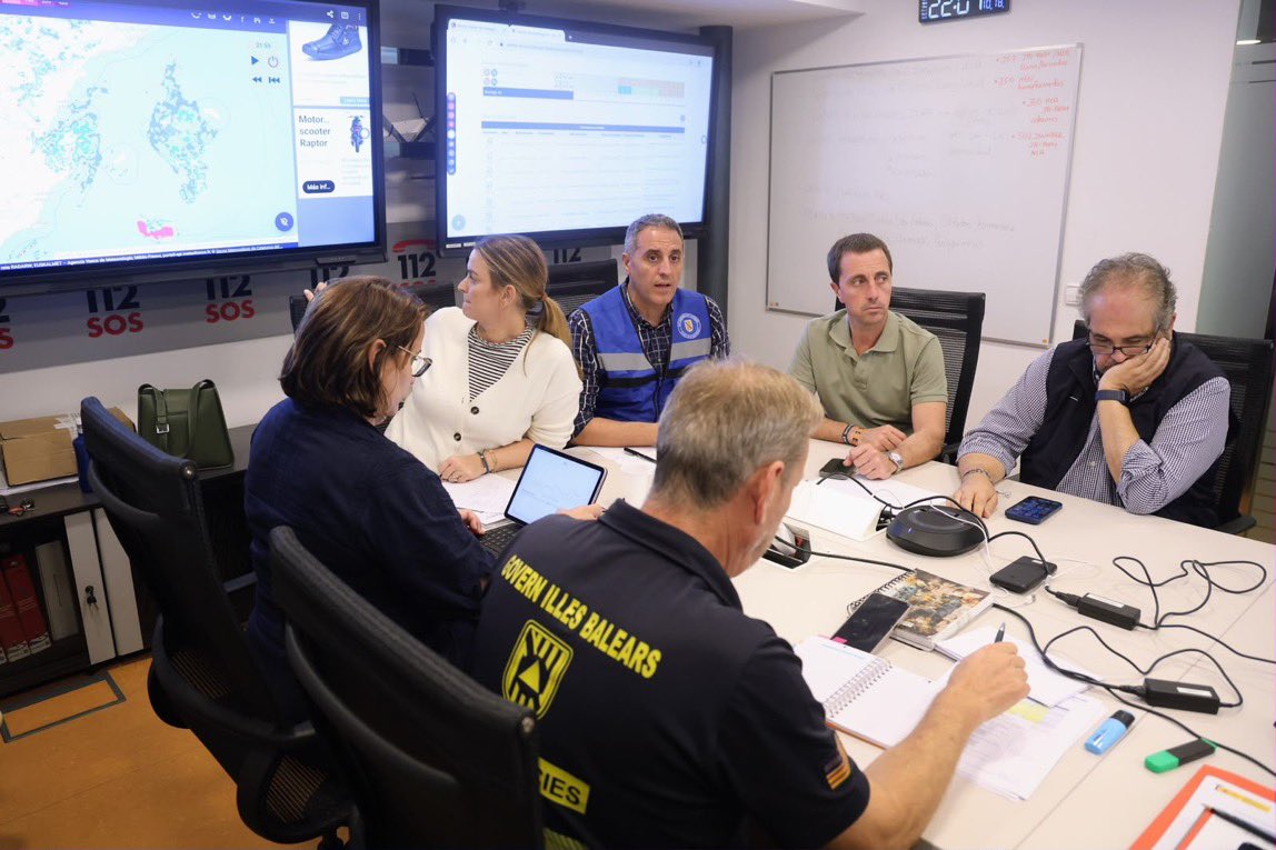 Ll_Galmes's tweet photo. Ens tornam a reunir al Centre de Coordinació Operativa Integrat (CECOPI) per fer seguiment de la situació i coordinar tots els dispositius d’emergències davant les pluges i tempestes previstes per a aquesta nit i demà.

Continuam molt pendents de l’evolució de la situació meteorològica. A les 4 h de la matinada es farà un punt de seguiment i a les 8 h, una reunió tècnica per tornar a avaluar la situació.

🔴 S’esperen precipitacions molt intenses durant la matinada. Recordau que, a partir de les 00 h, l’ @aemet_esp activa l’avís vermell a Mallorca per pluges i tempestes, amb acumulacions que poden superar els 90 litres per metre quadrat en una hora a les zones afectades.

‼️ A més, Mallorca roman en alerta vermella (IG-2 del Pla Meteobal) d’@emergencies112_ib. 

Recordau les mesures adoptades per a demà dilluns, 19 d’octubre:

- Se suspenen les classes a Mallorca seguint les recomanacions d’Emergències i el protocol acordat amb Educació.
- També se suspèn l’activitat dels centres de dia i dels centres ocupacionals per a persones en situació de dependència i amb discapacitat de les tres illes.

La Unitat Militar d’Emergències (@UMEgob) ja fa feina sobre el terreny a Eivissa i Formentera, i durant aquesta matinada està prevista l’arribada d’un altre equip a Mallorca.

Evitau els desplaçaments innecessaris, seguiu els consells d’autoprotecció i manteniu-vos informats a través dels canals oficials.

📞 En cas d’emergència, telefonau a l’112.