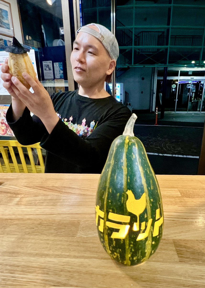 Karat_Chigasaki's tweet photo. 毎年感動させてくれるカラットアートの #カボチャランプ🎃🪔
今年もいただきました❤️‍🔥つなみ先生、ありがとうございます🥹

#Halloween 当日(10月31日)は唐揚げ🍗をご購入の方限定でお菓子のプレゼントをご用意いたします🍭🍫
合言葉"Trick or Treat (トリック オア トリート)"をお忘れなく！ https://t.co/yGGbQc3Iwi