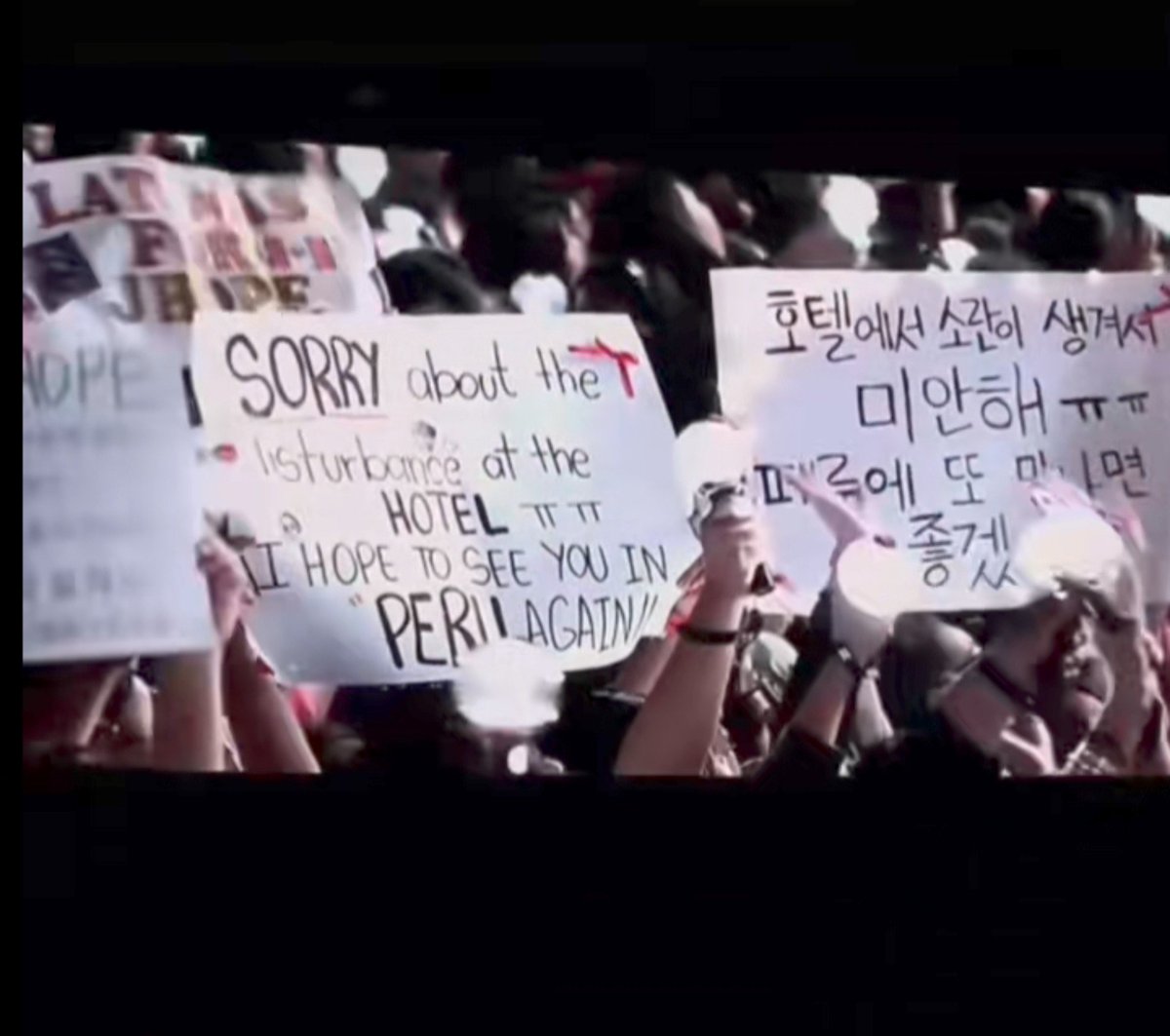 taeandnefii's tweet photo. Que mierda hablas inepta, nosotras si nos disculpamos a pesar de que no eramos las que estaban afuera del hotel, gritamos e hicimos carteles, las del  comunicado no eran más que unas "armys" cojudas q no entienden (comentarios de ttok). Estamos devolviendoles todo, q pasa chi? https://t.co/GBPzoTItVs