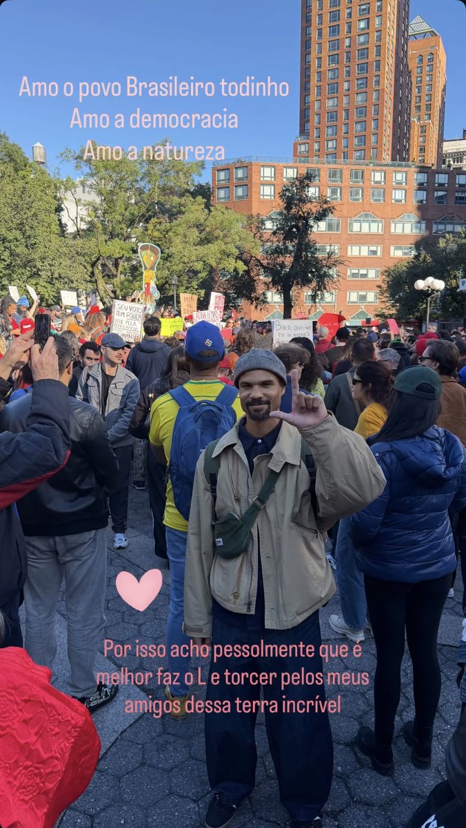 centralhshq's tweet photo. Yaffra, tecladista e pianista da banda do Harry Styles, esteve presente na manifestação em apoio ao Lula em Nova York hoje. ⭐️❤️ https://t.co/GIRf4dPwgR