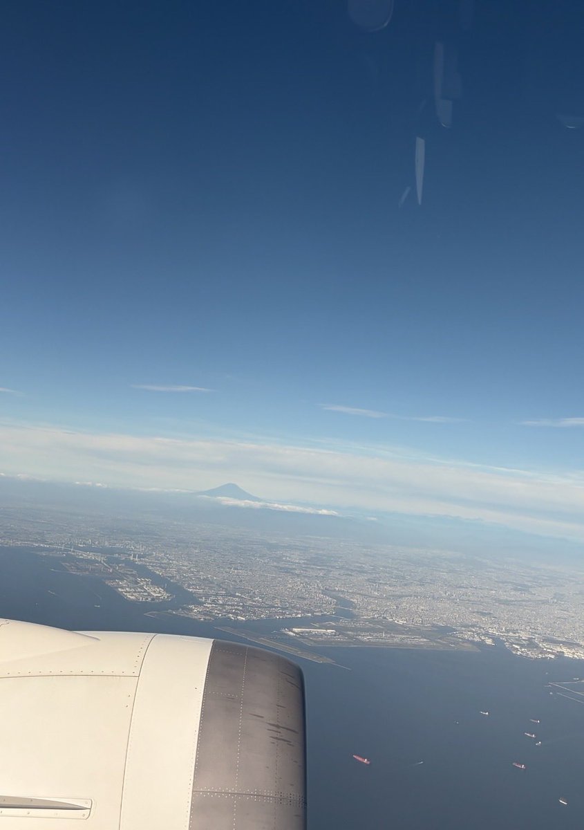 Erika_omamedx's tweet photo. おはようございます。今週も始まりました。

私は、既に雲上です。月曜日からの出張はキツイです。

今週も頑張りましょうね💕 https://t.co/8VqitQLDAy