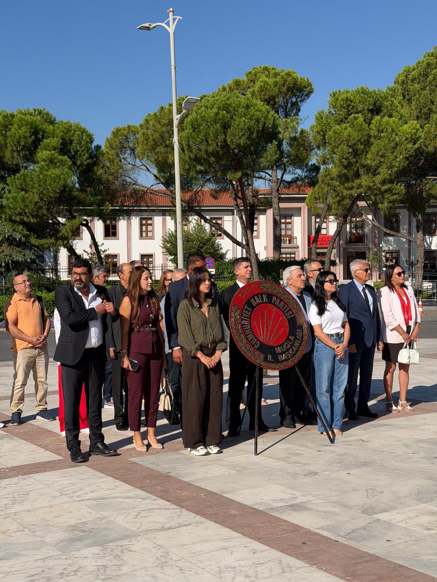 chpmenteseilce's tweet photo. 9 Eylül Çarşamba günü 09.30’da gerçekleştirilen çelenk sunma törenine katılarak partimizin kuruluş yıl dönümünü saygı ve gururla andık.
Cumhuriyetimizin kurucusu Gazi Mustafa Kemal Atatürk’ün bizlere emanet ettiği değerleri yaşatmaya, mücadele etmeye kararlılıkla devam edeceğiz https://t.co/ljnQHgHVwf