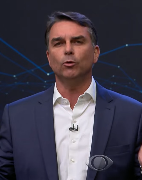 SiteJamesons's tweet photo. O problema do debate sobre Segurança Pública é que Flávio Bolsonaro promete resolver, num passe de mágica, um problema grave que nenhum governo, em nenhuma esfera, conseguiu solucionar.

É um discurso fácil e populista. É exatamente o que as pessoas querem ouvir, mas a realidade não funciona assim.

Enquanto isso, sobra para Lula explicar que a Segurança Pública é, principalmente, responsabilidade dos estados. Se há insegurança na sua região, a responsabilidade direta é dos Governadores, não do Presidente.

Ainda assim, Lula encaminhou a PEC da Segurança Pública para ampliar a atuação do Governo Federal, permitindo mais investimentos para a construção de presídios, mais agentes nas ruas e mais combate ao crime.

No fim, o debate fica entre a promessa fácil e a proposta prática. Infelizmente, a primeira costuma ter mais impacto no povo.