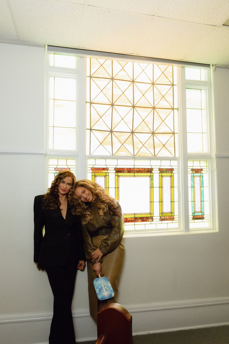 BeyLegion's tweet photo. Beyoncé & Ms. Tina. ❤️
#KnowlesRowlandHouse https://t.co/1uOAFRET2R