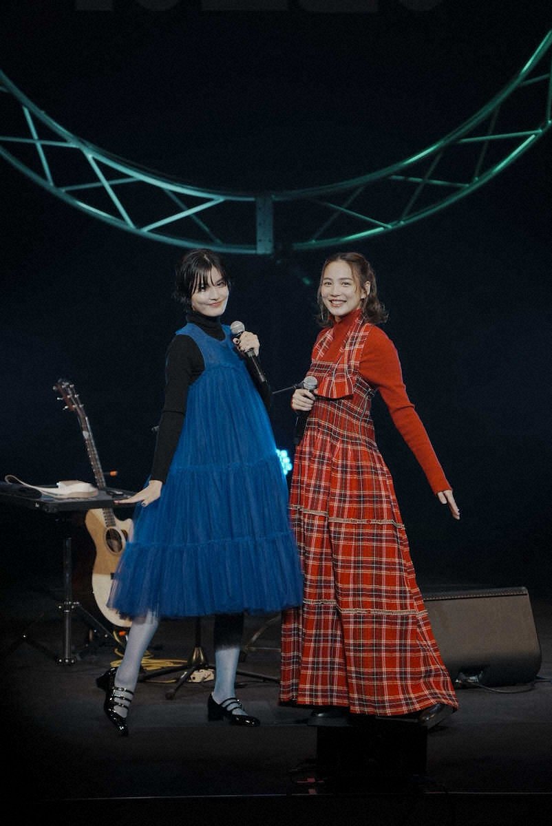 livedoornews's tweet photo. 【13年ぶり】のん＆橋本愛「潮騒のメモリーズ」1日限定復活！朝ドラ「あまちゃん」の人気ユニット
https://t.co/zEBuctzfQV

物語の舞台、岩手・久慈市で行われたのんのライブに橋本がゲスト出演。劇中歌「潮騒のメモリー」を披露し、のんは「泣きそうなくらい尊い時間だった」と感傷に浸った。 https://t.co/8NKqidguob