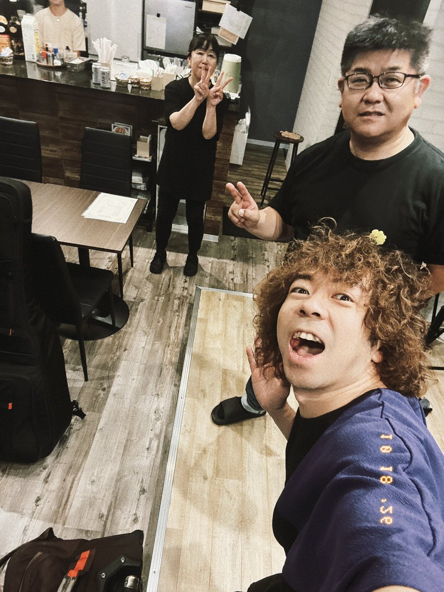 SaitoKei1010's tweet photo. 10.18
「ダチ」@大阪住道kanade
ありがとう!!!

タロオとは結構長い付き合いになってきたけど
間違いなく昨日が今までで1番最高に楽しくて、深い日だった。

朝から昨日のライブアーカイブを見返して
何度も目頭を熱くしている。

ダチ同士初のサシ飲みは
幸せすぎて、熱すぎて、くすぐったくて、楽しすぎて
少しネジ外した飲み方をしてしまった🤣
最高だったよ。

—君も見るはずだった世界を覗いてくるから。

この世界でまだまだ音楽していこう。

photo 敏腕さん
@caramelpacking 

最後に
このやりたい放題の2人のライブを温かく迎えてくださった
大阪住道 Music Cafe Bar Kanadeさん
本当にありがとうございました。
最高の奏で合いが叶いました。

#ダチ2026