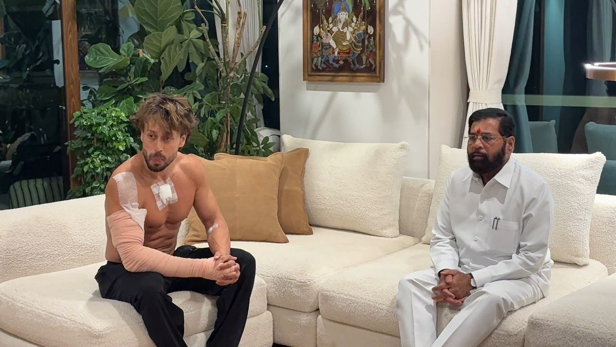 GulteOfficial's tweet photo. Maharashtra Deputy CM Eknath Shinde visits Bollywood actor Tiger Shroff’s residence after a gun attack on his car.

#TigerShroff https://t.co/ZsI01DBYNR