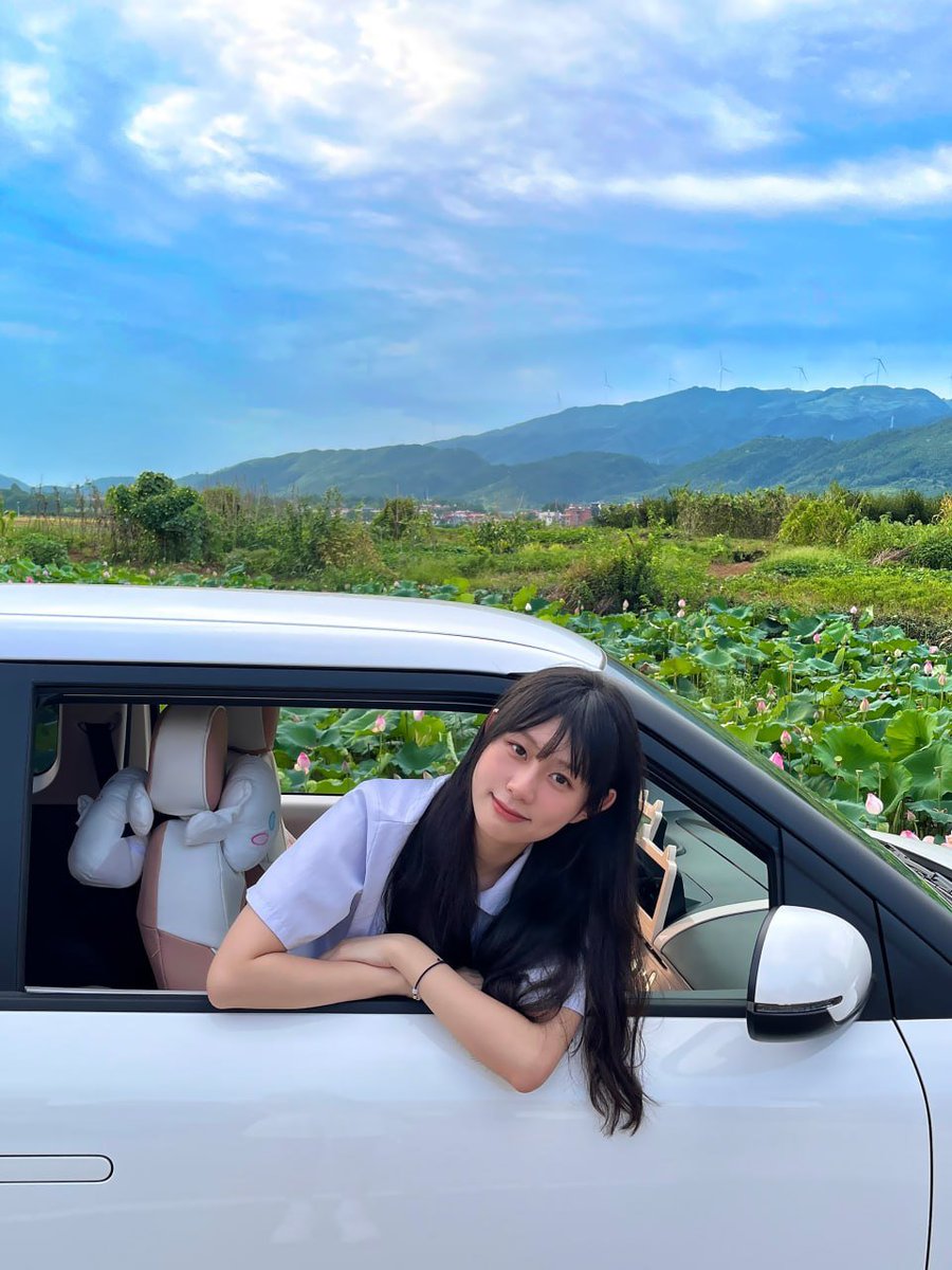 Ycheche6868's tweet photo. 这清纯的长相 日常一副可可爱爱热爱生活的阳光小姐姐 没想到是只被金主包养的母狗坐便器 这万恶米的炮架子极品身材简直是一个好精盆 约到酒店完美露脸第一视角无套抽插 黑丝情趣和jk制服来回切换 按着奶子狠狠抽插 小姐姐跪地口交狠狠榨精 躺在床上 白袜黑丝黑金主足交 大量性爱实录有请兄弟们快来品�� #原相机 #原档 #高颜值 #反差 #情侣自拍