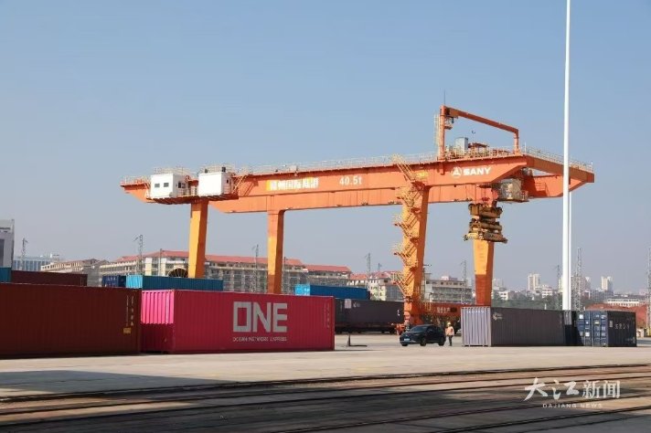 liyunxia0793's tweet photo. 万吨赣货直航出海 口岸通道越走越宽 江西立体开放格局加速形成 https://t.co/gVSbrqbVxs