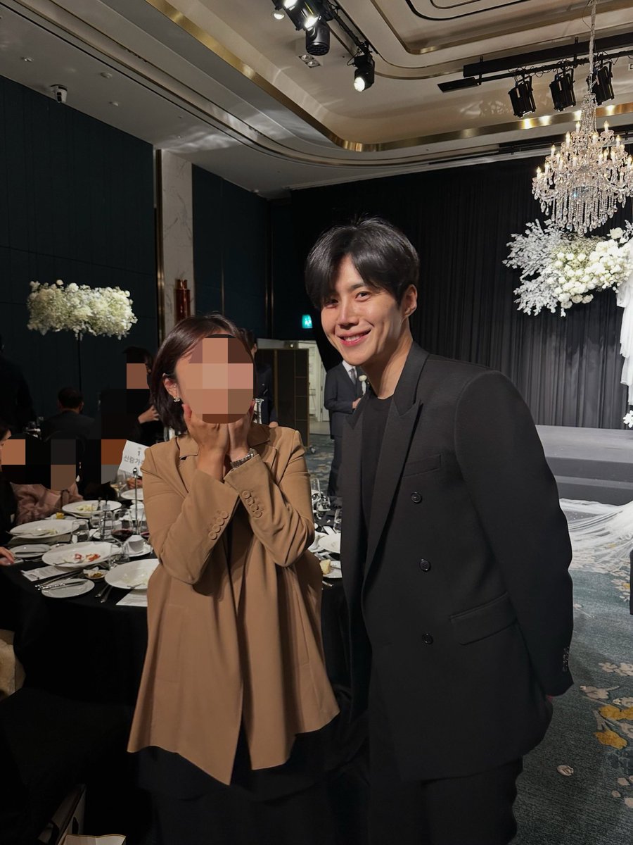 seon__holic's tweet photo. The OP posting pics with Seonho at a wedding..

“Please stop asking if it’s an AI-generated edit..
It really is actor Kim Seonho himself 🙏🏼 ㅋㅋㅋㅋㅋ”

#KimSeonho #김선호 https://t.co/ToiQzWuReY