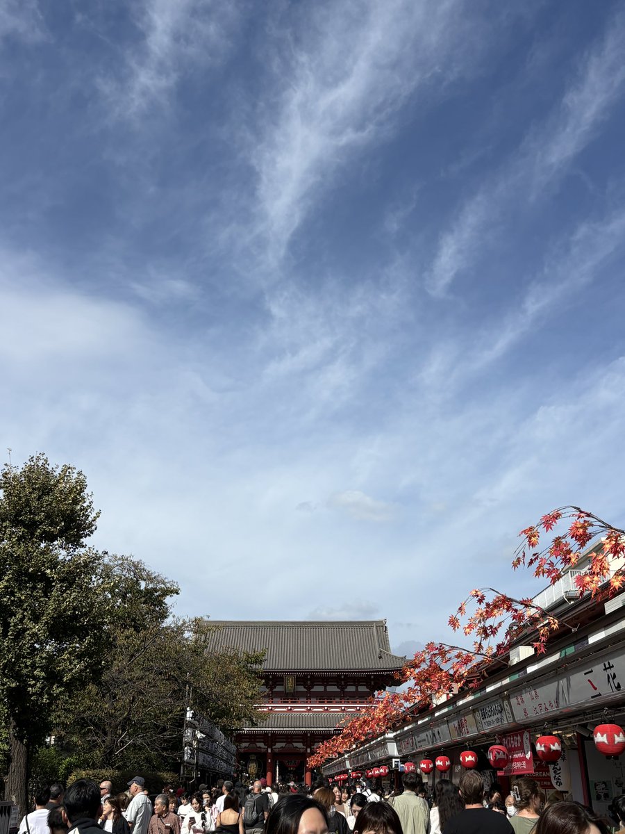 asakusa_navi's tweet photo. 休み明け月曜日の #浅草仲見世 ☺️

10月も後半というのに #真夏日 ☀️

#暑い 💦

まぁ雨よりいいけどね…☂️笑

#浅草なび

https://t.co/WJNvzCTOqf https://t.co/E7ND6Dg5Sy