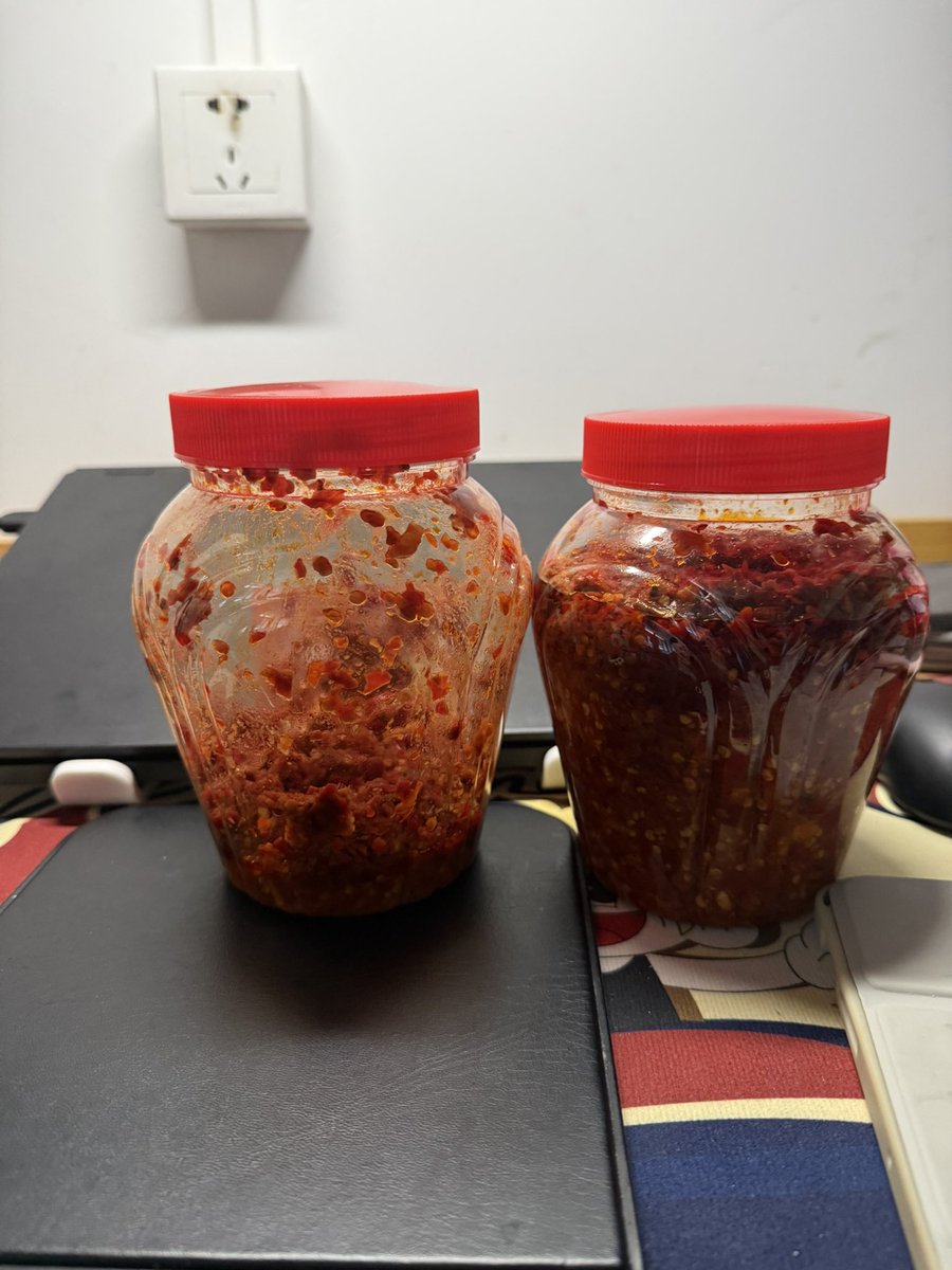 su13061217's tweet photo. oh no ！从家那边买的带到学校的辣椒酱放坏了 老板还说不会坏的不用放冰箱 现在一股酒味特别重不敢吃 这让一个爱吃辣的人在这个饮食清淡的人怎么活 😱 https://t.co/Q0OjL4iMdo