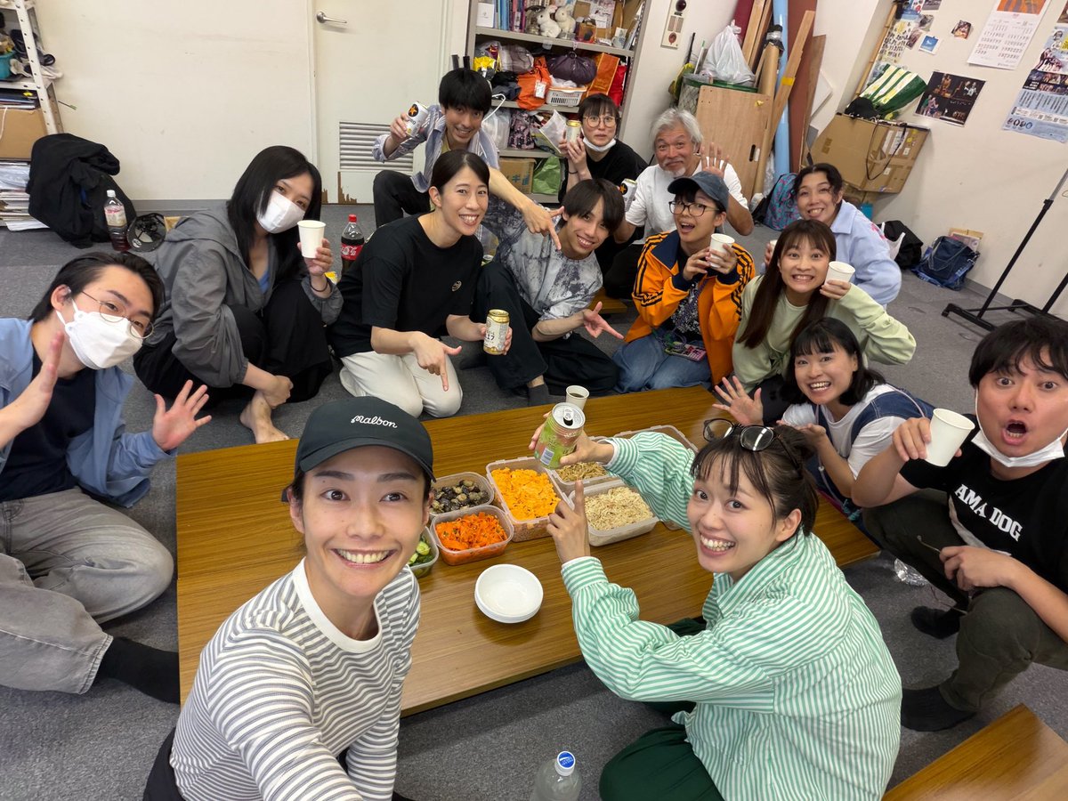 nekonekoacha's tweet photo. パーティの稽古と
稽古後のパーティ

保科さんお手製料理を囲みながらおしゃべり🙌めっちゃ美味し✨笑い泣き😂

お祝い札もよろしくお願いいたします🥺

🎟️ご予約
https://t.co/VaQBpvJYiG

㊗️お祝い札
https://t.co/vQrqlPieVO

お差し入れシステム🍱
https://t.co/ycx4yB27dr

#ほらまたかくす https://t.co/fmkeYJU5Qx