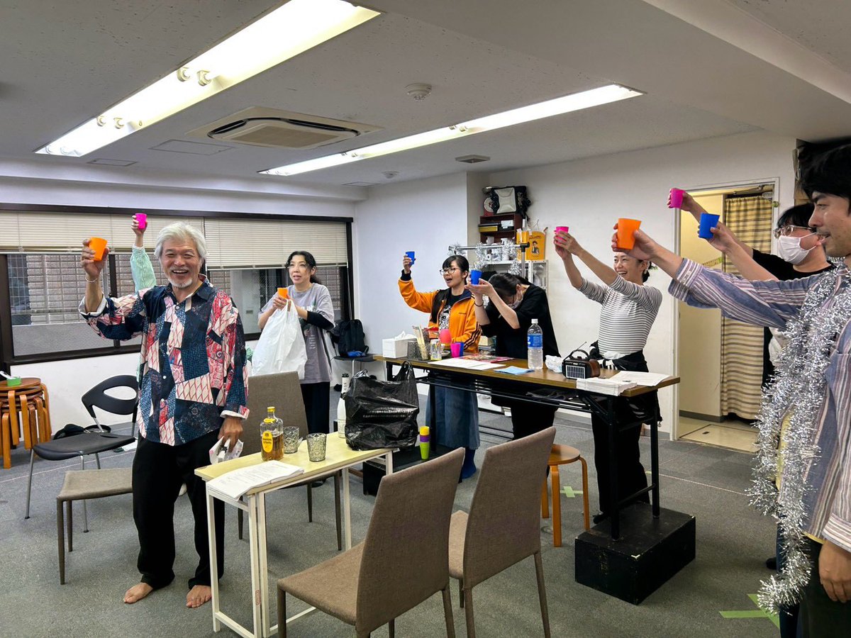 nekonekoacha's tweet photo. パーティの稽古と
稽古後のパーティ

保科さんお手製料理を囲みながらおしゃべり🙌めっちゃ美味し✨笑い泣き😂

お祝い札もよろしくお願いいたします🥺

🎟️ご予約
https://t.co/VaQBpvJYiG

㊗️お祝い札
https://t.co/vQrqlPieVO

お差し入れシステム🍱
https://t.co/ycx4yB27dr

#ほらまたかくす https://t.co/fmkeYJU5Qx