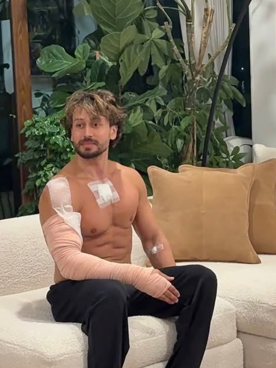 Filmyygagan's tweet photo. Tiger Shroff Injured in Firing Attack While Saving His Driver! 💔🙏 First Images After the Incident Show Arm Injury!

#tigershroff #tigershroffnews #bollywoodnews #filmyygagan https://t.co/ytGoTCPMz3