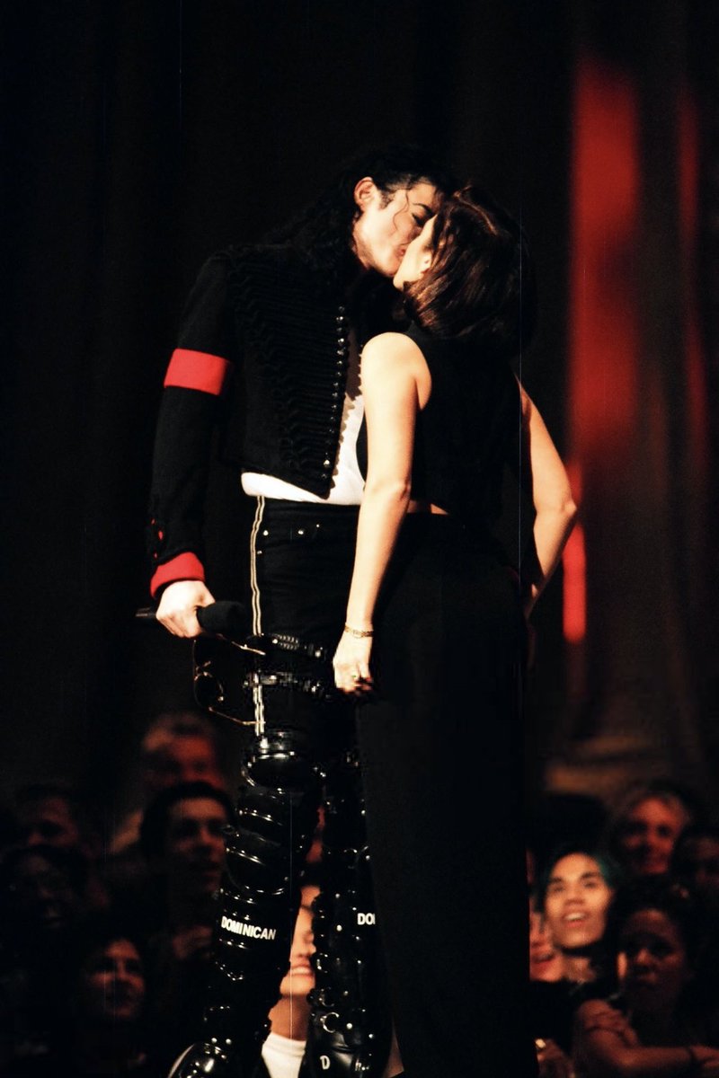 michaelzzip's tweet photo. Michael Jackson &amp; Lisa Marie, 1994 https://t.co/muCDXy8aVZ
