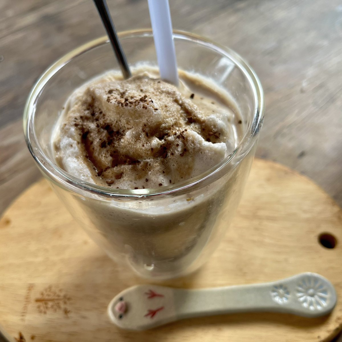 dot_kitchen's tweet photo. コーヒー牛乳シェイク。
世の中、アサイーだなんだとですけど、
こういうシェイクもありだと思うよなぁ。
あんまり甘くないです。 https://t.co/vUwTfEB5kj