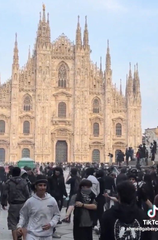 FALCONXMM7's tweet photo. Memories from the Piazza del Duomo in Milan. Please don’t destroy it. https://t.co/ouy49uVVyP