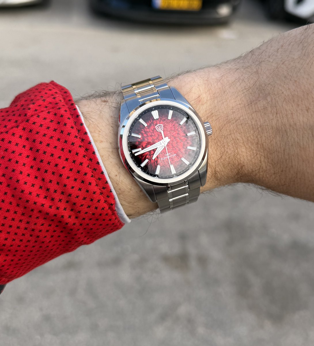HilzFuld's tweet photo. #watchoftheday⌚️ #Watch #Watches            Model: Watchdives WD0003C  - Movement: VH31 sweeping-seconds quartz  - Size: 38mm  - Thickness: 11mm  - Material: 316L stainless steel/Sapphire crystal  - Water resistance: 100m
  Price: $140

A simple quartz watch with a nice dial. This is an example of a watch that differentiates real watch collectors and just a guy who likes nice watches.