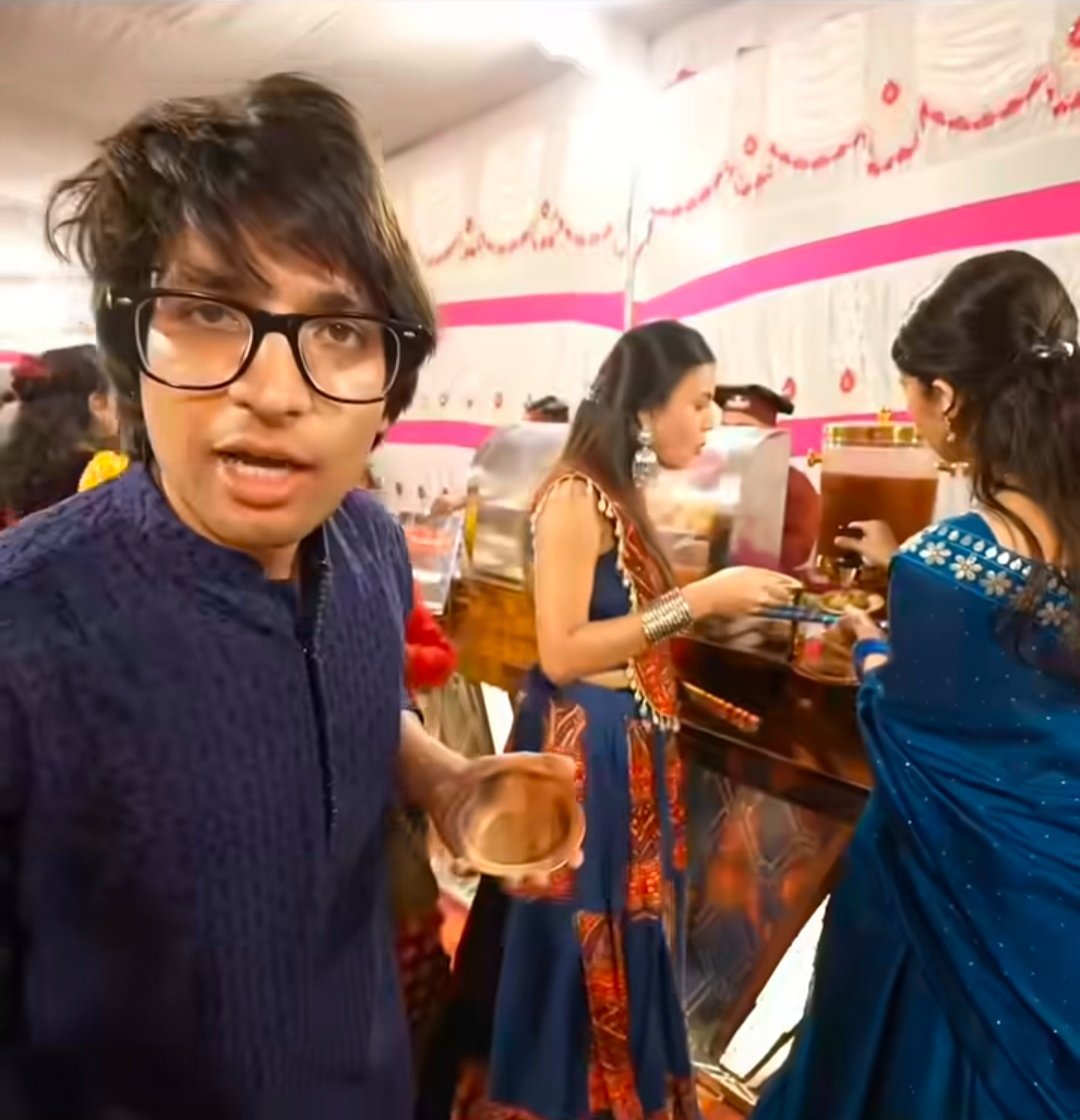 Bhumi__M026's tweet photo. Looking at Saurav Joshi’s lifestyle, one thing is clear when you have money, even your hobbies are on a different level! 😳🔥

When his wife Avantika said she wanted to play Dandiya, instead of going out, he set up a complete Dandiya event right at his own home. 💃🕺

While people usually pay ₹1,000–₹1,500 for tickets to play Garba, here the entire house was turned into a Garba ground... 1/2