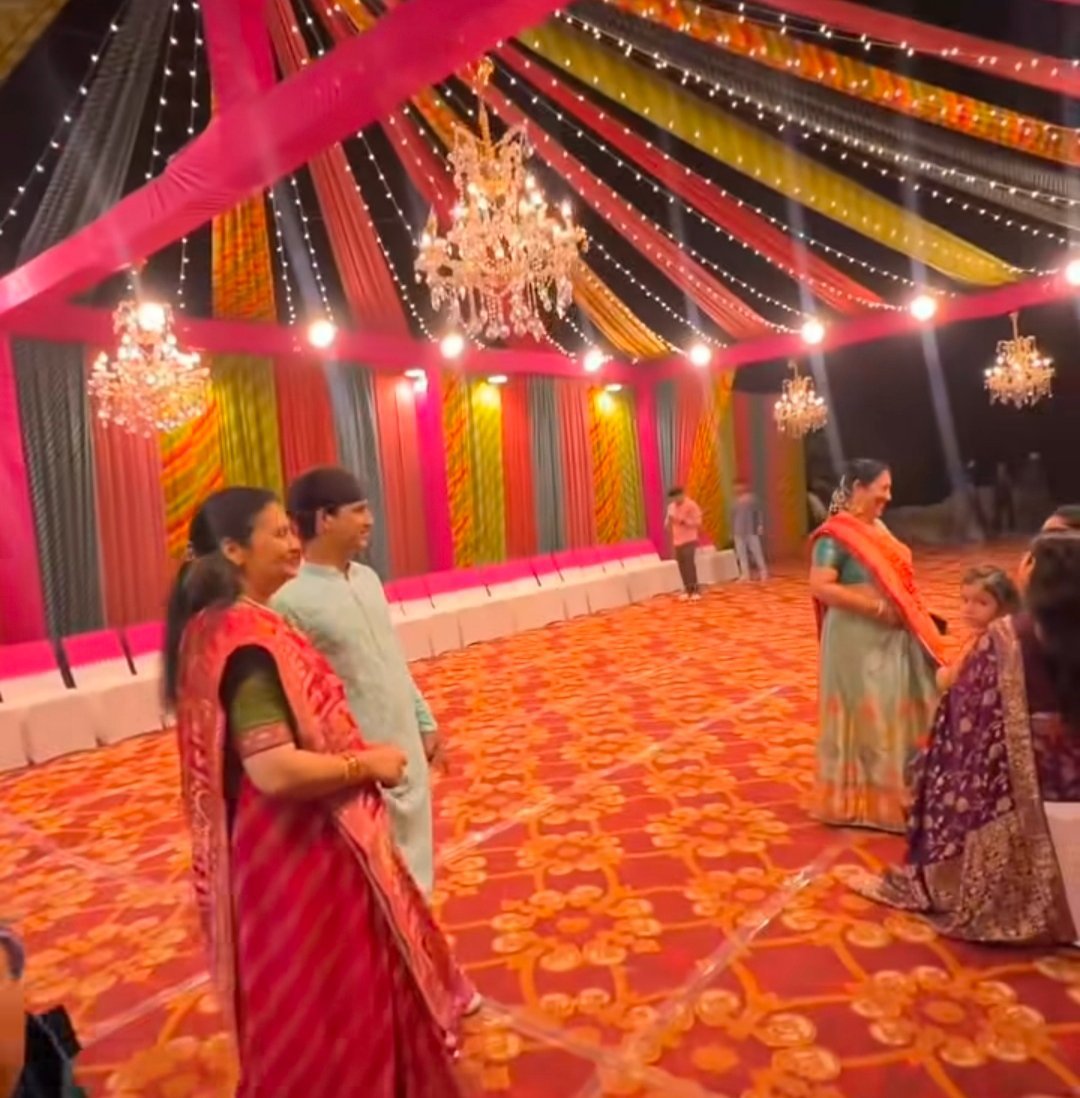Bhumi__M026's tweet photo. Looking at Saurav Joshi’s lifestyle, one thing is clear when you have money, even your hobbies are on a different level! 😳🔥

When his wife Avantika said she wanted to play Dandiya, instead of going out, he set up a complete Dandiya event right at his own home. 💃🕺

While people usually pay ₹1,000–₹1,500 for tickets to play Garba, here the entire house was turned into a Garba ground... 1/2