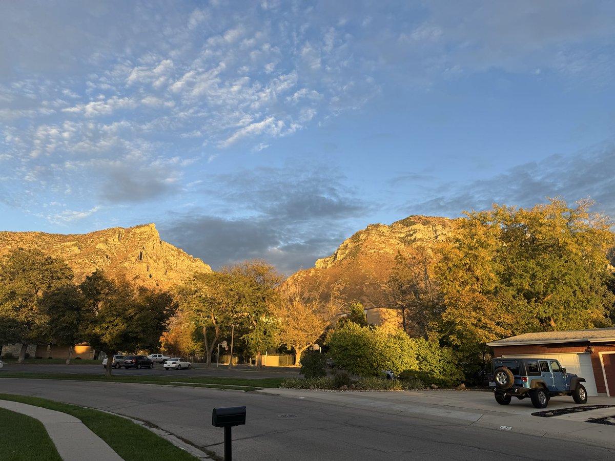 cnicroute49's tweet photo. Going out for our Sunday walk and my wife said, “It must be the golden hour. The mountains look golden!” How fitting after beating Notre Dame 😏 https://t.co/U2KxQB8zWo