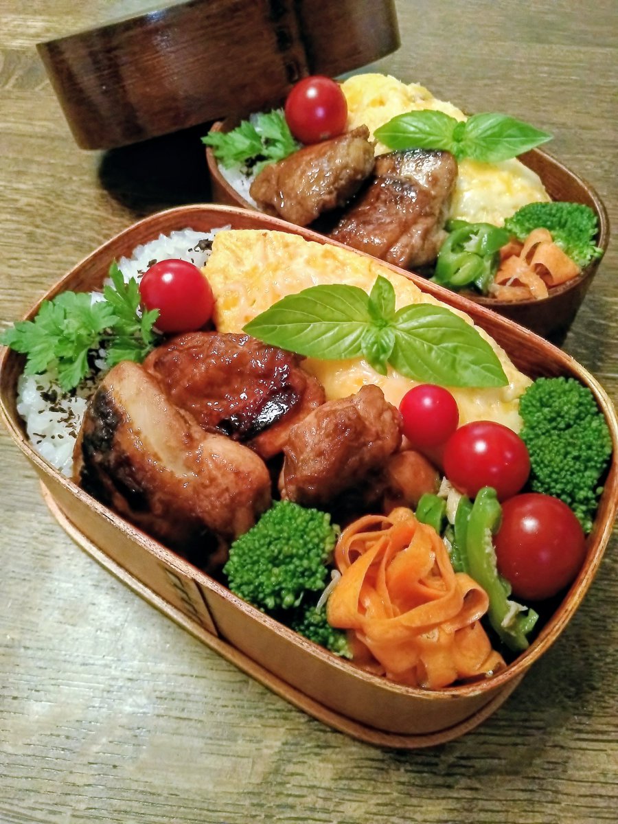 OKA20250413's tweet photo. 今日の高校生息子＆旦那さんへのお弁当🍱
BBQチキンとミートソース入りオムレツです✨
鶏と卵で親子弁当？！🐔🥚🤭💕
チャームポイントは、3つ並んだトマト三兄弟🍅🍅🍅
いろんなサイズが入ったミニトマトのパックを見つけたので、かわいく大中小で並べてみました😚💖
親子と兄弟がそろいました〜🥰 https://t.co/qdpirhxmix