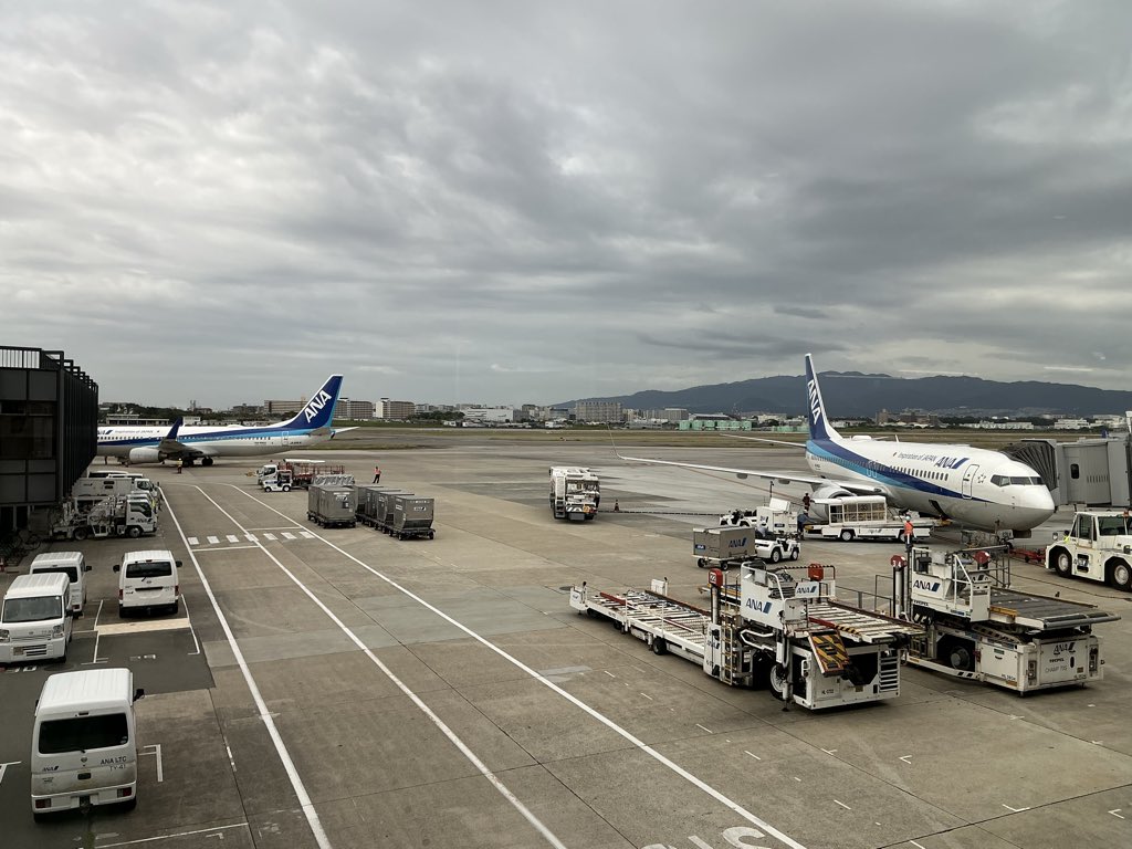 amanotomok's tweet photo. リムジンバスからの空港✈️飛行機は10人で乗る。奈良の囲碁会のみなさんも同じ便だ。#女流アマ囲碁都市対抗戦 https://t.co/DFB5f2RzQF