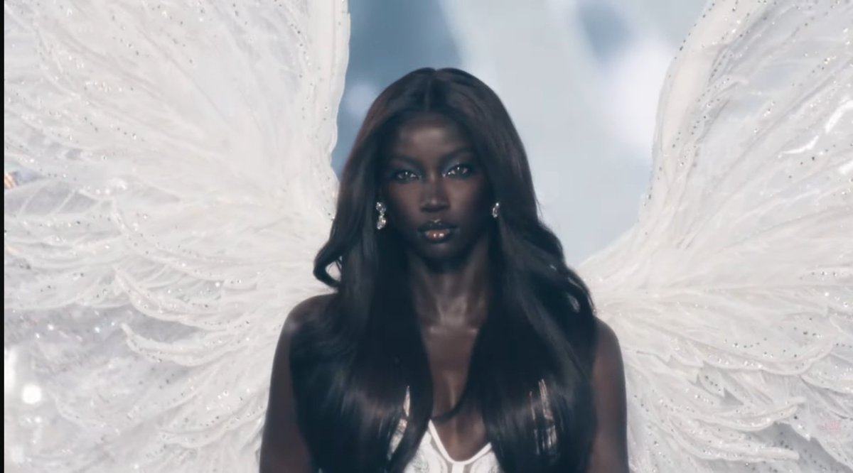 Mariekaroll's tweet photo. A ANGEL 🪽

ANOK QUE PERFEIÇÃO 
#VictoriasSecretFashionShow https://t.co/3xjzRxej4W