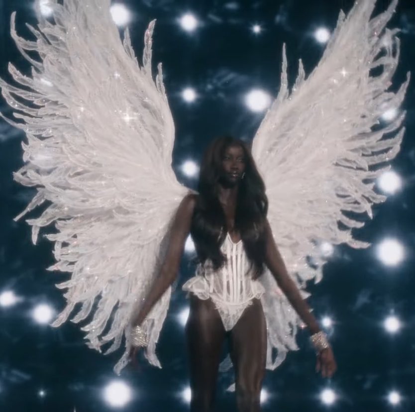 zenssdayaa's tweet photo. ANOK YAI SECOND LOOK #VictoriasSecretFashionShow https://t.co/6MEJAEpxc5