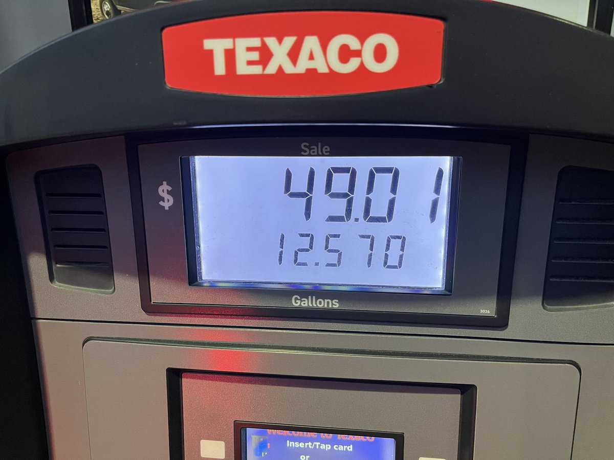 AndreasKinnegi1's tweet photo. Ik ben in Texas. Net getankt. 12 gallon voor 49 dollar. Dat is 1 dollar per liter. https://t.co/jd8aLAgZiI