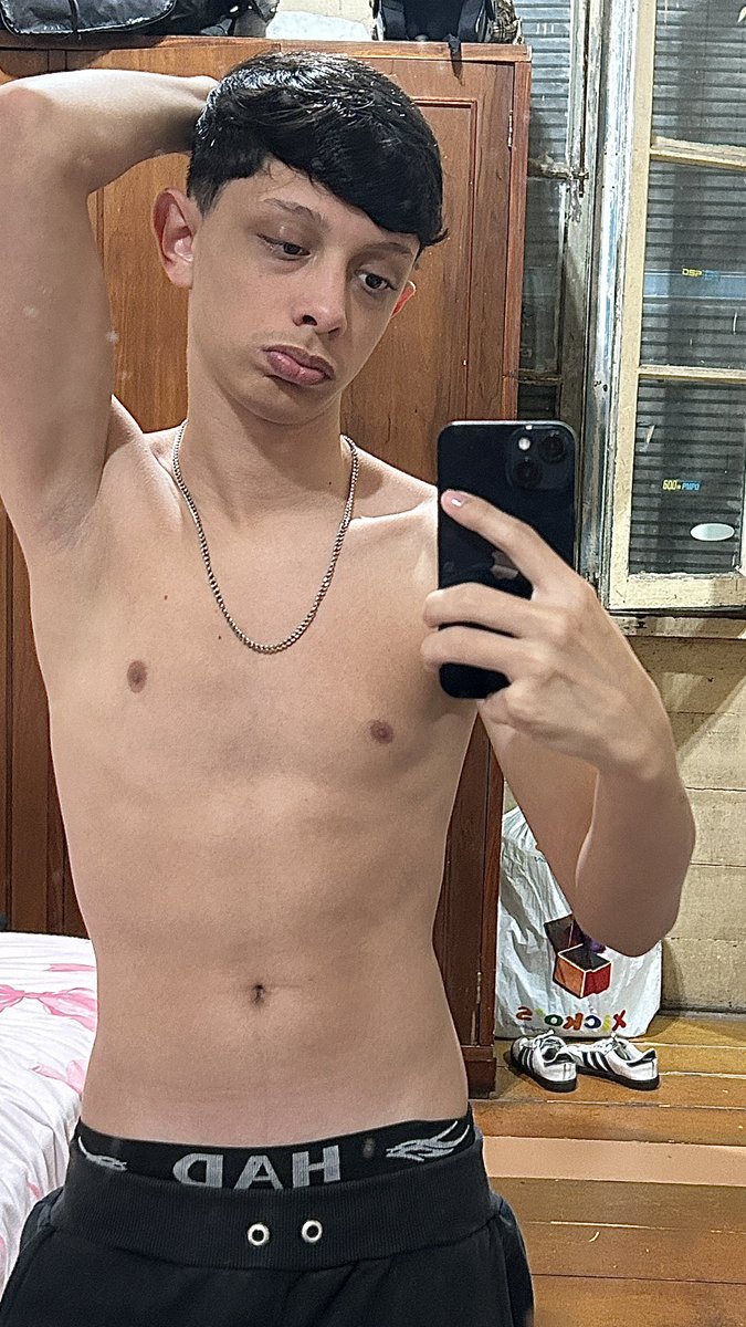 whbobricio's tweet photo. gay de direita // gay de esquerda https://t.co/aJaWeeTWE1