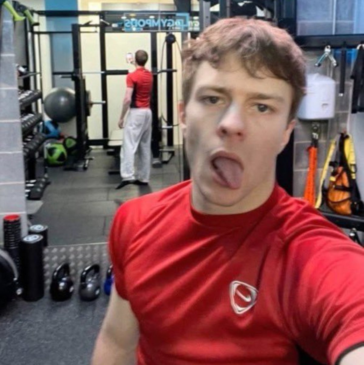 greenboy389's tweet photo. nome: Dean
pronomes: ele/dele
altura: 1.74
sexualidade: gay
calçado: 45
signo: gêmeos 
fuma: nao
Piercing: 0
tatuagens: 0
cor fav: roxo e ciano 
comida fav: lasanha 
animal fav: coelho e gato https://t.co/0jiX9UQNbJ