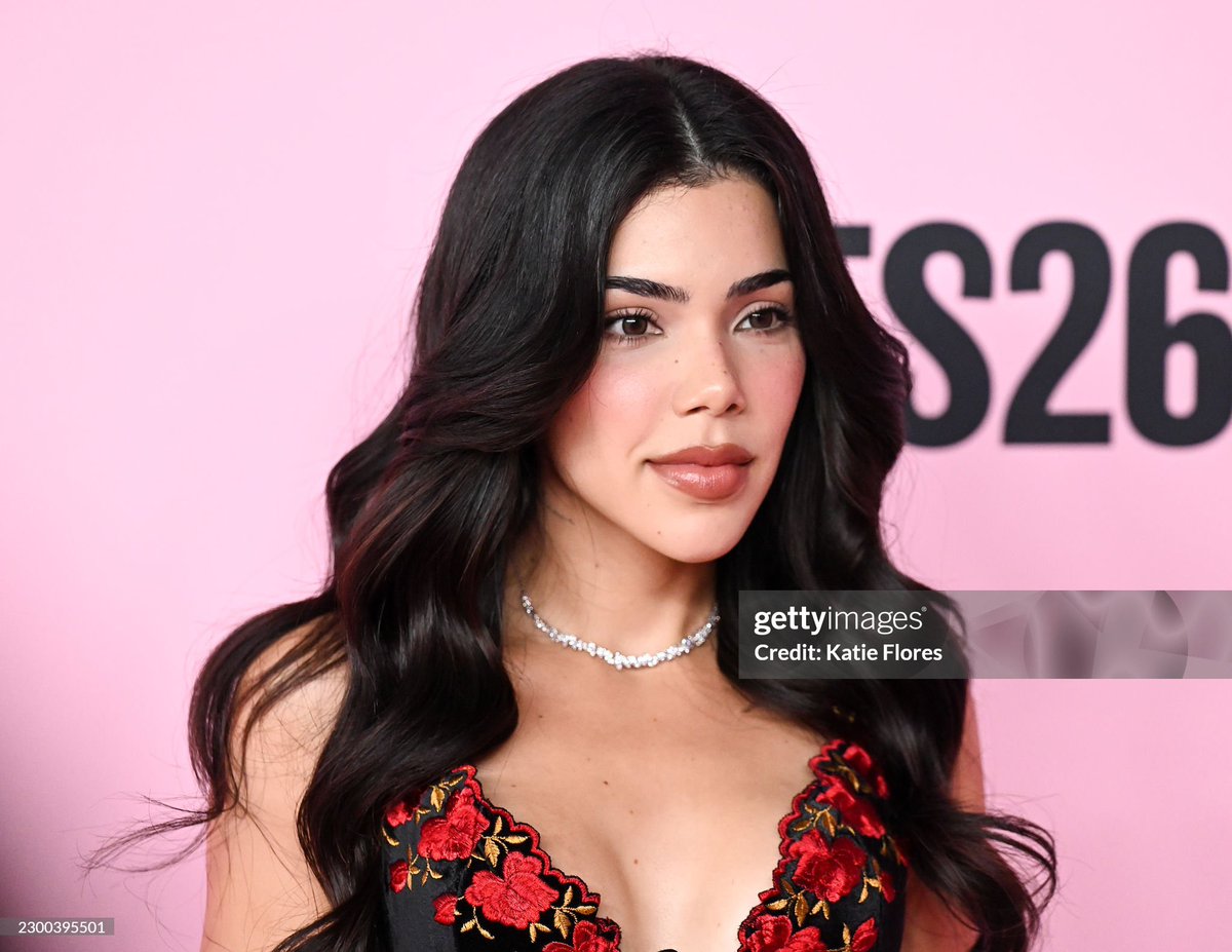 TheePopCore's tweet photo. Kenia Os makes her stunning debut on the pink carpet at the 2026 Victoria’s Secret Fashion Show. https://t.co/emXhTWLuvH