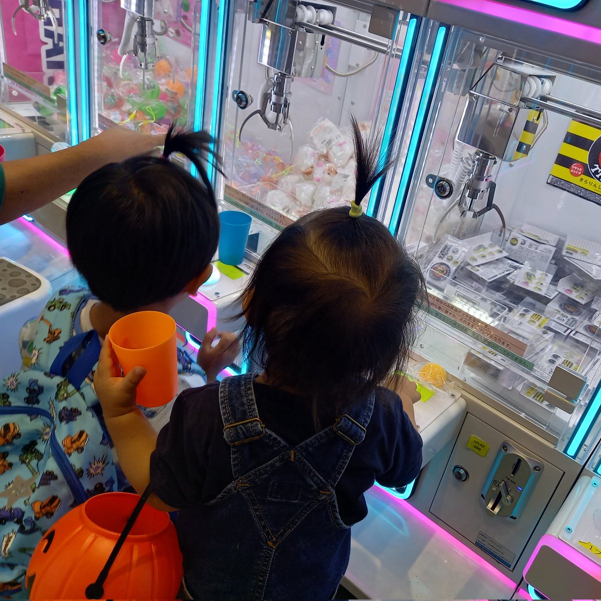 coco__947's tweet photo. 昨日は前から気になってたUFOキャッチャー専門店行ってきた✨
10−30円の台がいっぱいあって、子どもたちもめっちゃ楽しんでた🎶
卵とか果物とかもあったけど難しくて取れず
また行く予定やから次こそは💪

お昼はガスト行って、アンパンマンドールもう1セットゲット！！

4枚目は取れたものの一部🫶 https://t.co/z0xa1XZ2aD