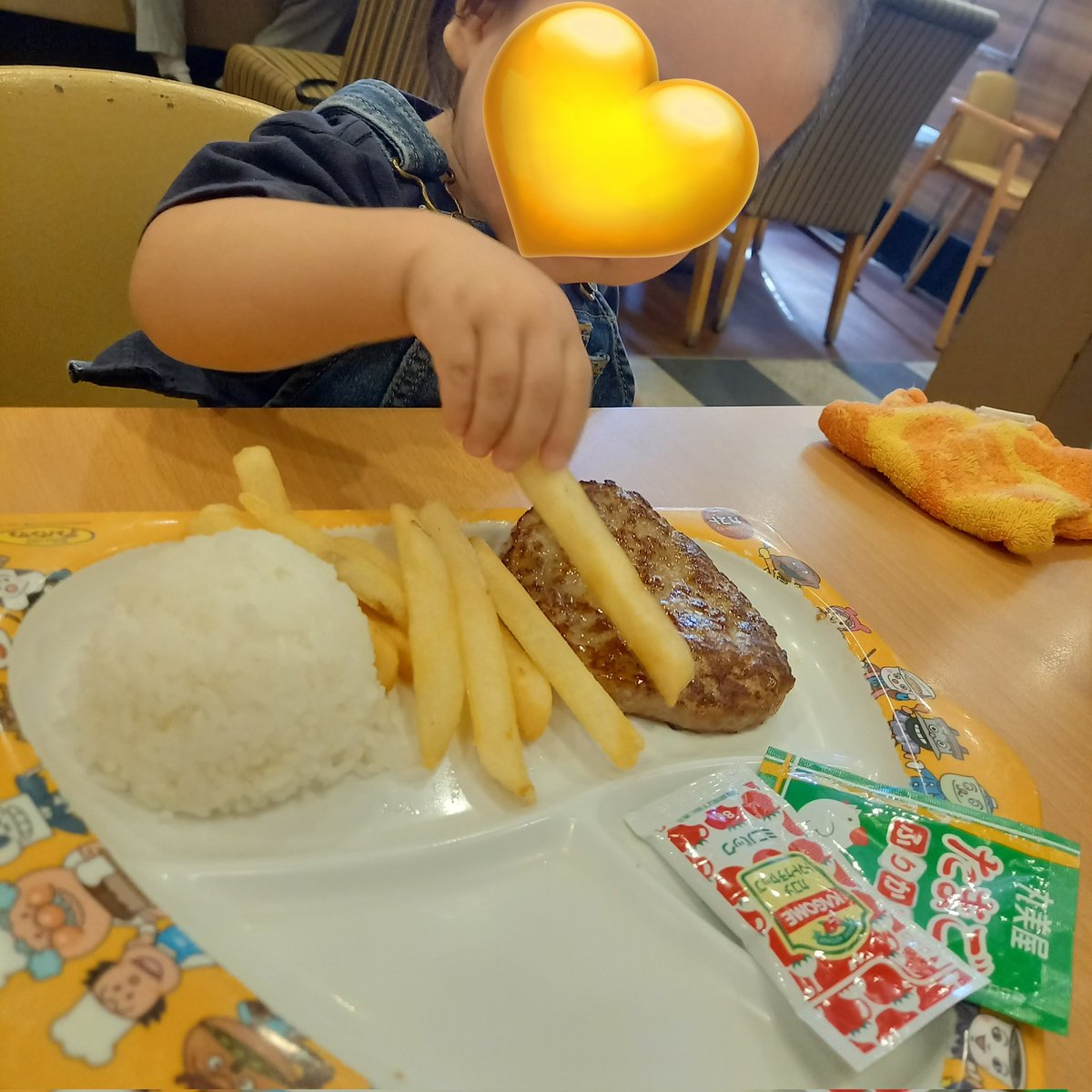 coco__947's tweet photo. 昨日は前から気になってたUFOキャッチャー専門店行ってきた✨
10−30円の台がいっぱいあって、子どもたちもめっちゃ楽しんでた🎶
卵とか果物とかもあったけど難しくて取れず
また行く予定やから次こそは💪

お昼はガスト行って、アンパンマンドールもう1セットゲット！！

4枚目は取れたものの一部🫶 https://t.co/z0xa1XZ2aD