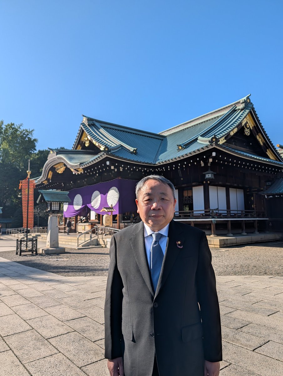 liyonyon's tweet photo. 今朝、秋の例大祭にて、日本維新の会の同僚議員たちと共に靖国神社を参拝。いつものように、日本を守り抜く決意を新たにした聖なる時間である。 https://t.co/shHR4XPGpG
