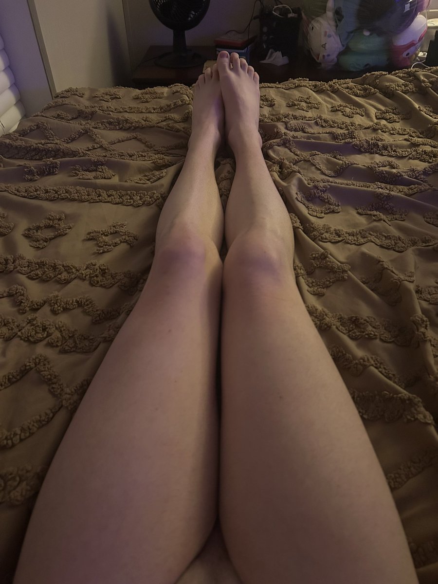 FootGirlieik's tweet photo. My legs look so pretty today🤭 https://t.co/5mIb2kxUec