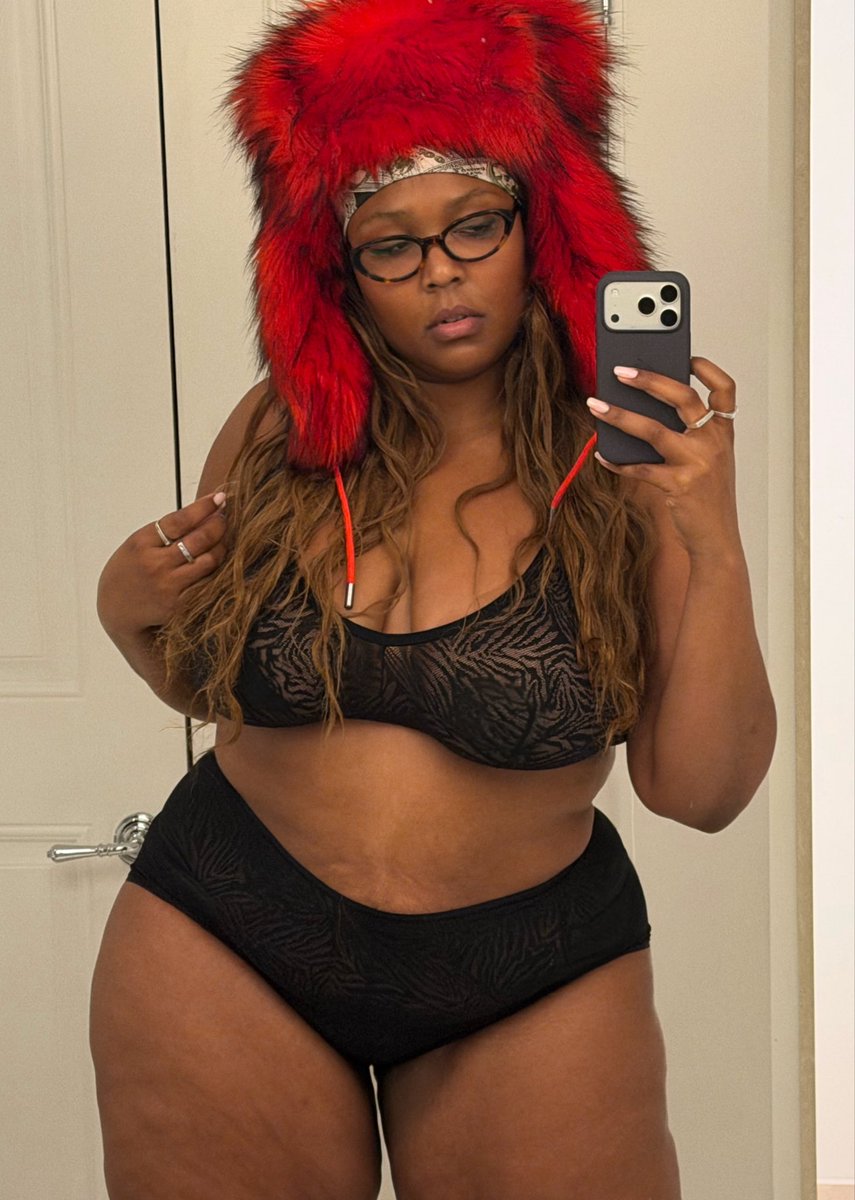 lizzo's tweet photo. Whole fit @Yitty https://t.co/oW9YBkYddS