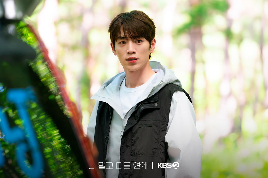 KBS_drama's tweet photo. [📸]

가족 캠핑에서 마주한 복잡한 마음
흔들리는 두 사람의 '다른 연애'💭

💞 연애 10년 차, 익숙했던 연인이 낯선 감정과 마주하게 되는 현실 공감 리얼 멜로드라마

KBS 2TV 토일 미니시리즈 [너 말고 다른 연애]
매주 토 · 일 밤 9시 20분 방송

#너말고다른연애 #너다연 #ALoveOtherThanYours #서강준 #안은진 #이주안 #조아람