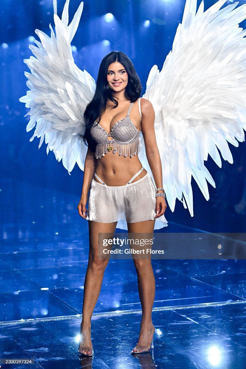 TheePopCore's tweet photo. Kylie Jenner unexpectedly makes her Victoria’s Secret runway debut in the world’s most expensive Fantasy Bra. https://t.co/iYmdtGp1Ep