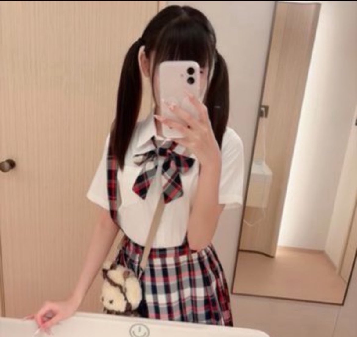 NoraClayworth's tweet photo. 现在是早上新拍的  
睡不着

有人想要锐评一下我17的福嘛  

（拒绝人机）赶紧看，我要删了  

真没有🚪   流言1我真给呀 https://t.co/qjl3WuKpGz