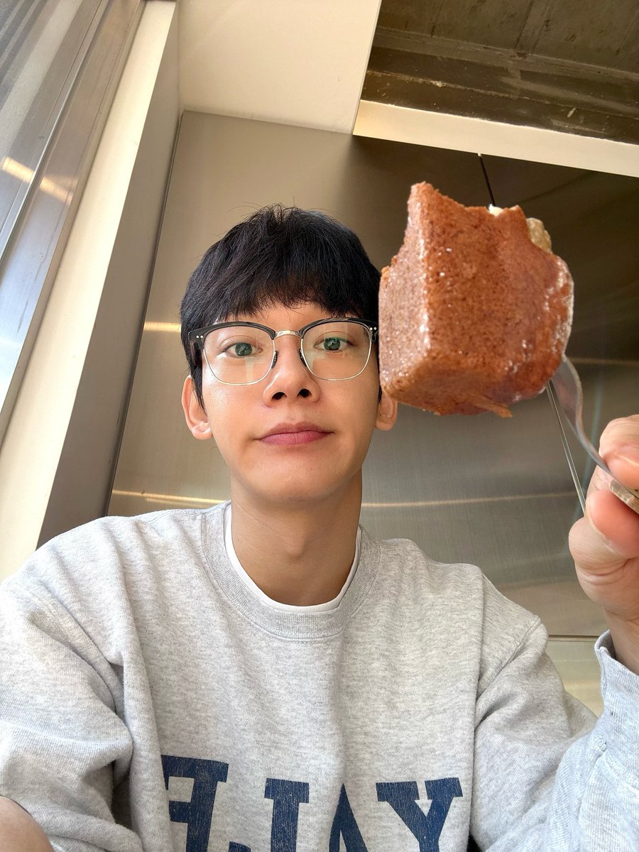 WITHKINGJD's tweet photo. 🦖: Here, take a bite~

#CHEN #첸 https://t.co/mxFZzTD1f7